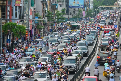 Trên nhiều tuyến phố, xe ôtô dàn hàng ngang nối đuôi nhau không còn là hình ảnh hiếm ở Hà Nội. (Ảnh: PV/Vietnam+)