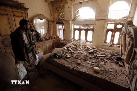 Ngôi nhà bị phá hủy do cuộc không kích của liên quân Arab ở thủ đô Sanaa (Yemen) ngày 20/9. (Nguồn: EPA/TTXVN)