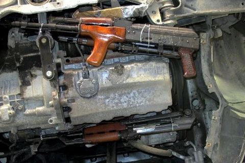 Số vũ khí được tìm thấy bên trong xe của người đàn ông này. (Nguồn: thelocal.fr)