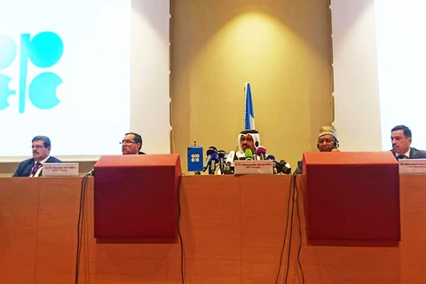 Họp báo hội nghị không chính thức của OPEC tại Alger tối ngày 28/9. (Ảnh: Quang Hồng - Thanh Bình)