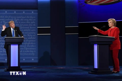 Ứng cử viên đảng Dân chủ Hillary Clinton (phải) và ứng cử viên đảng Cộng hòa Donald Trump (trái) tại cuộc tranh luận trực tiếp đầu tiên ở Hempstead, New York ngày 26/9. (Nguồn: AFP/TTXVN)