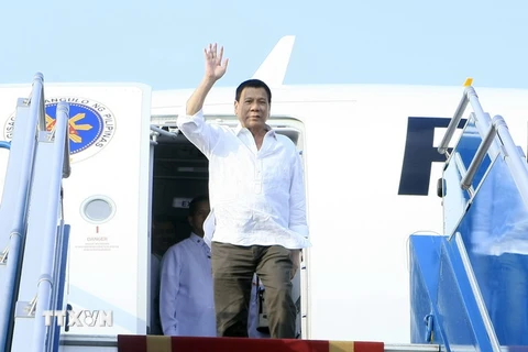 Tổng thống Philippines Rodrigo Duterte đến sân bay Quốc tế Nội Bài. (Ảnh: Phạm Kiên/TTXVN)