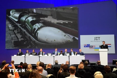 Các thành viên nhớm điều tra quốc tế công bố kết quả điều tra sơ bộ vụ rơi máy bay MH17 tại Nieuwegein, Hà Lan ngày 28/9. (Nguồn: AFP/TTXVN)