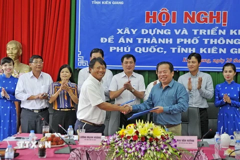Lãnh đạo Tập đoàn Bưu chính Viễn thông Việt Nam và Ủy ban Nhân dân tỉnh Kiên Giang ký kết thực hiện đề án thành phố thông minh Phú Quốc. (Ảnh: Lê Huy Hải/TTXVN)