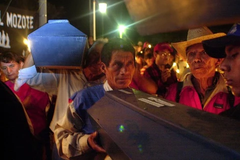 Thân nhân mang quan tài chứa hài cốt của nạn nhân ở El Mozote vào năm 2000, 19 năm sau vụ thảm sát. (Nguồn: AP)