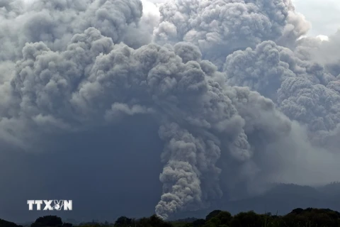 Núi lửa Fuego phun tro bụi ngày 11/7/2015. (Nguồn: AFP/TTXVN)