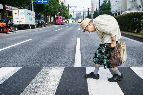 Một cụ già bước sang đường. (Nguồn: huanqiu.com)