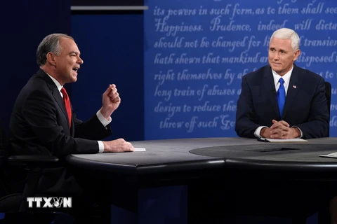 Ông Mike Pence (phải) và ông Tim Kaine (trái) tại cuộc tranh luận ở Farmville, Virginia ngày 4/10. (Nguồn: AFP/TTXVN)
