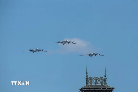 Máy bay ném bom Tu-95MS của Nga trong lễ tổng duyệt duyệt binh diễu hành mừng 71 năm Ngày Chiến thắng tại Quảng trường Đỏ ở thủ đô Moskva ngày 7/5. (Nguồn: THX/TTXVN)