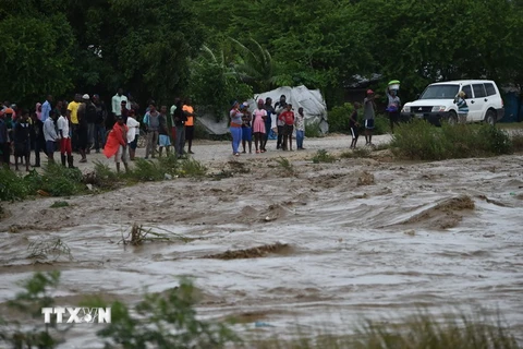 Một tuyến đường bị ngập lụt sau khi siêu bão Matthew quét qua Haiti. (Nguồn: EPA/TTXVN)