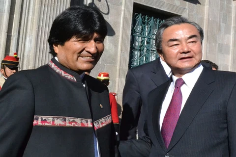 Ngoại trưởng Trung Quốc Vương Nghị (phải) và Tổng thống Bolivia Evo Morales. (Nguồn: erbol.com.bo)