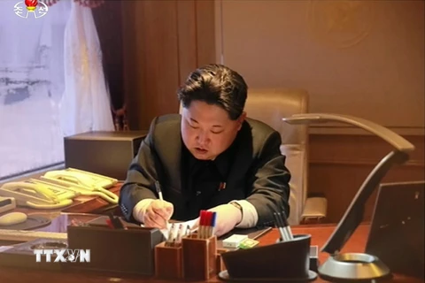 Nhà lãnh đạo Triều Tiên Kim Jong-Un ký sắc lệnh về việc phóng vệ tinh quan sát Trái Đất Kwangmyong 4 ngày 7/2. (Nguồn: AFP/TTXVN)