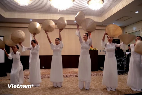​Trình diễn điệu múa nón. (Ảnh: Thành Hữu/Vietnam+)