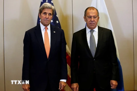 Ngoại trưởng Mỹ John Kerry (trái) và Ngoại trưởng Nga Sergei Lavrov trong một cuộc gặp ở Geneva, Thụy Sĩ ngày 9/9. (Nguồn: AFP/TTXVN)