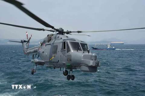 Máy bay trực thăng Lynx của Hải quân Hàn Quốc tham gia một cuộc tập trận ngoài khơi bờ biển Hàn Quốc ngày 9/8. (Nguồn: EPA/TTXVN)