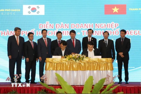 Các doanh nghiệp Thành phố Daegu và doanh nghiệp Thành phố Hồ Chí Minh ký kết Bản ghi nhớ và hợp đồng kết nối giao thương. (Ảnh: Thanh Vũ/TTXVN)