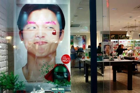 Nam diễn viên Gong Yoo xuất hiện trong quảng cáo một nhãn hiệu mỹ phẩm tại khu mua sắm Myeongdong ở Seoul. (Nguồn: The Washington Post)