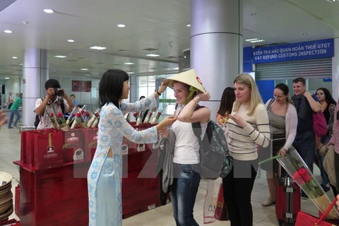 Du khách Nga tại Cảng hàng không quốc tế Cam Ranh, Khánh Hòa. (Nguồn: TTXVN)