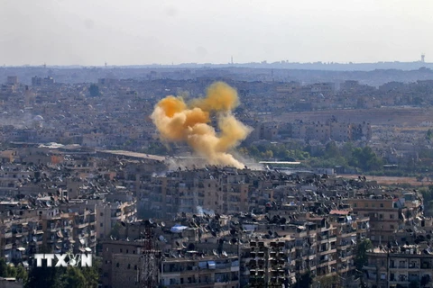 Khói bốc lên sau một cuộc không kích của lực lượng đối lập ở thành phố Aleppo, Syria ngày 20/10. (Nguồn: AFP/TTXVN)