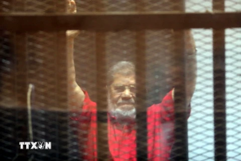 Ông Mohamed Morsi tại phiên tòa ở Cairo, Ai Cập ngày 7/5. (Nguồn: EPA/TTXVN)