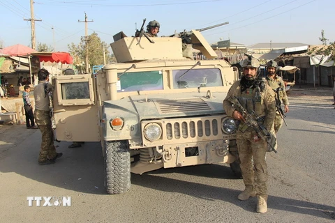 Lực lượng an ninh Afghanistan làm nhiệm vụ trong chiến dịch truy quét Taliban ở thành phố Kunduz ngày 4/10. (Nguồn: THX/TTXVN)
