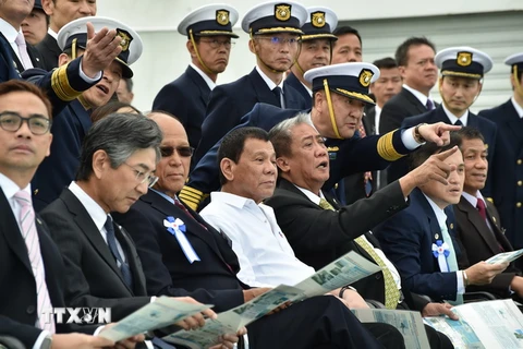 Tổng thống Philippines Rodrigo Duterte (thứ 4, trái) thị sát cuộc tập trận của Lực lượng bảo vệ bờ biển Nhật Bản ở Yokohama ngày 27/10. (Nguồn: AFP/TTXVN)