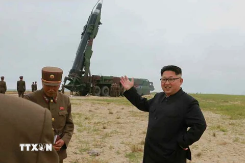 Nhà lãnh đạo Triều Tiên Kim Jong-Un thị sát một vụ phóng thử tên lửa tầm trung Musudan tại thành phố Wonsan ở bờ biển phía đông Triều Tiên. (Nguồn: Yonhap/TTXVN)