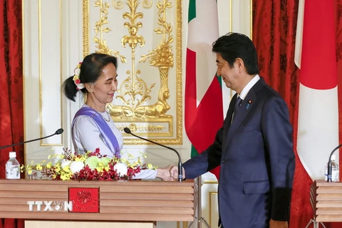 Thủ tướng Nhật Bản Shinzo Abe (phải) và Cố vấn Nhà nước kiêm Ngoại trưởng Myanmar Aung San Suu Kyi tại cuộc họp báo sau cuộc gặp. (Nguồn: AP/TTXVN)