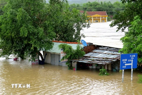 Hàng trăm nhà dân, trường học ở xã An Định (huyện Tuy An) bị ngập trong nước. (Ảnh: Thế Lập/TTXVN)
