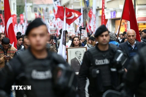 Nhân viên an ninh Thổ Nhĩ Kỳ tăng cường an ninh tại Istanbul ngày 29/10. (Nguồn: EPA/TTXVN)