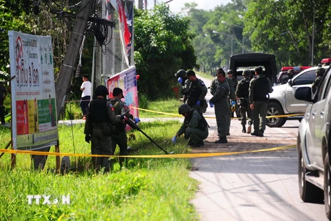 Binh sỹ Thái Lan điều tra tại hiện trường một vụ đánh bom ở Bacho, Narathiwat ngày 3/11. (Nguồn: AFP/TTXVN)