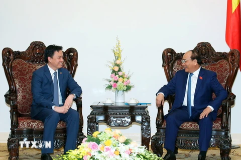 Thủ tướng Nguyễn Xuân Phúc tiếp Đại sứ Đặc mệnh toàn quyền Vương quốc Campuchia tại Việt Nam, ông Prak Nguon Hong. (Ảnh: Thống Nhất/TTXVN)