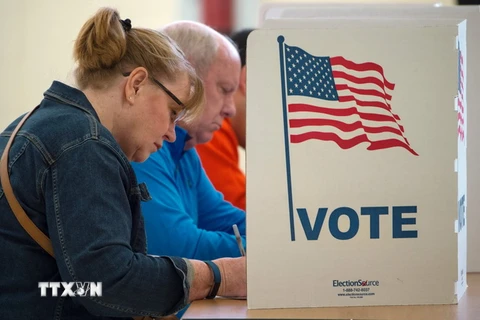 Cử tri bỏ phiếu tại điểm bầu cử Tổng thống ở Centreville, bang Virginia, ngày 8/11. (Nguồn: AFP/TTXVN)