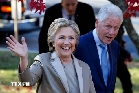 Ứng viên Hillary Clinton (trái) cùng chồng là cựu Tổng thống Bill Clinton sau khi bỏ phiếu bầu tại Chappaqua, New York, ngày 8/11. (Nguồn: AFP/TTXVN)