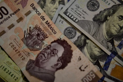 Đồng peso Mexico bên cạnh đồng USD. (Nguồn: AFP)