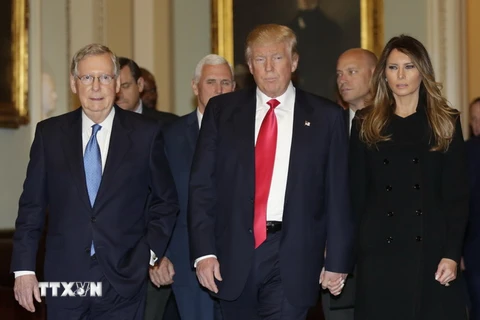 Tổng thống đắc cử Donald Trump (giữa) và lãnh đạo đa số tại Thượng viện Mitch McConnell (trái) trước cuộc gặp ở Washington, D.C ngày 10/11. (Nguồn: AFP/TTXVN)