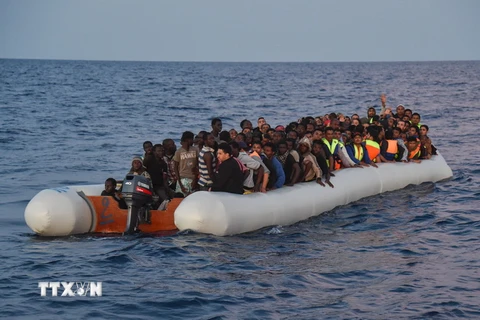 Người di cư chờ được cứu trên Địa Trung Hải ngày 5/11. (Nguồn: AFP/TTXVN)