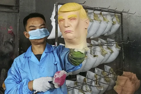 Những chiếc mặt nạ Donald Trump "cháy hàng" sau bầu cử Mỹ