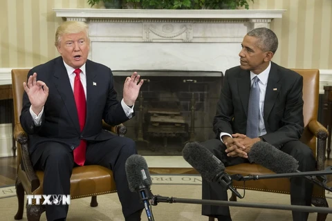 Tổng thống Barack Obama (phải) và Tổng thống mới đắc cử Donald Trump (trái) trong cuộc gặp tại Nhà Trắng ngày 10/11. (Nguồn: EPA/TTXVN)