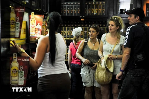 Khách du lịch mua sắm ở thủ đô La Habana. (Nguồn: EPA/TTXVN)