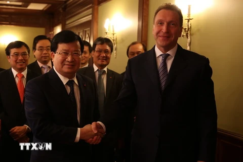 Phó Thủ tướng Trịnh Đình Dũng hội đàm với Phó Thủ tướng thứ nhất Liên bang Nga Igor Shuvalov. (Ảnh: Dương Văn Trí/TTXVN)