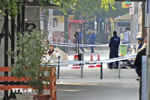 Cảnh sát Hungary điều tra tại hiện trường một vụ nổ. (Nguồn: AFP/TTXVN)