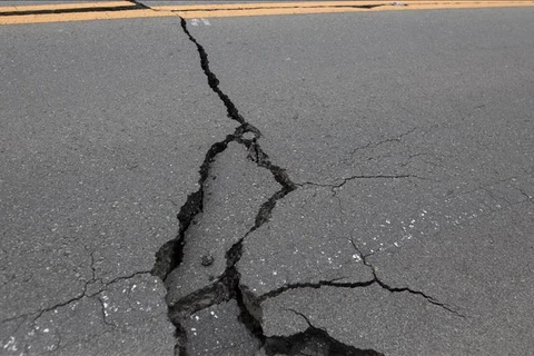 Mặt đường sụt lún trong một trận động đất ở Java. (Nguồn: aa.com.tr)
