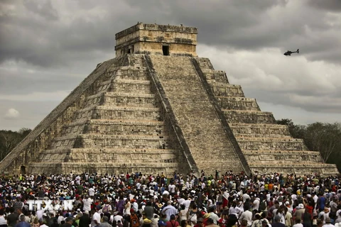 Hàng nghìn du khách thăm quan kim tự tháp Kukulkán ở thành phố cổ Chichén Itzá, bang Yucatan ngày 21/3. (Nguồn: AFP/TTXVN)