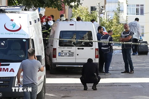 Cảnh sát Thổ Nhĩ Kỳ điều tra tại hiện trường một vụ đánh bom. (Nguồn: EPA/TTXVN)