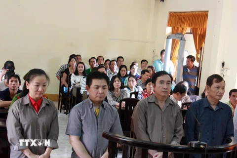 Bị cáo Nguyễn Hùng Linh và Lê Thị Thanh Diễm nghe Tòa tuyên án. (Ảnh: Lê Sen/TTXVN)