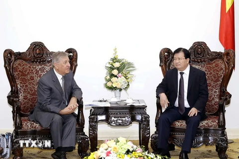 Phó Thủ tướng Trịnh Đình Dũng tiếp Cao ủy về Môi trường của EU Karmenu Vella đang thăm và làm việc tại Việt Nam. (Ảnh: An Đăng/TTXVN)