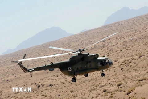 Máy bay Mi-17 bay qua vùng sa mạc tỉnh Helmand trong đợt kiểm tra phi công của Lực lượng phòng không quốc gia Afghanistan và binh sỹ không lực Mỹ ngày 12/10/2009. (Nguồn: AFP/TTXVN)