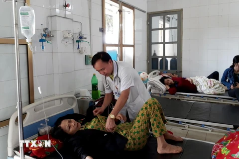 Các nạn nhân được chăm sóc, điều trị tại Trung tâm Y tế huyện Văn Yên, sáng 19/11. (Ảnh: Đức Tưởng/TTXVN)