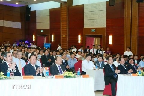 Thủ tướng Nguyễn Xuân Phúc đến dự và phát biểu tại Hội nghị xúc tiến đầu tư, thương mại và du lịch tỉnh Hòa Bình năm 2016. (Ảnh: Thống Nhất/TTXVN)